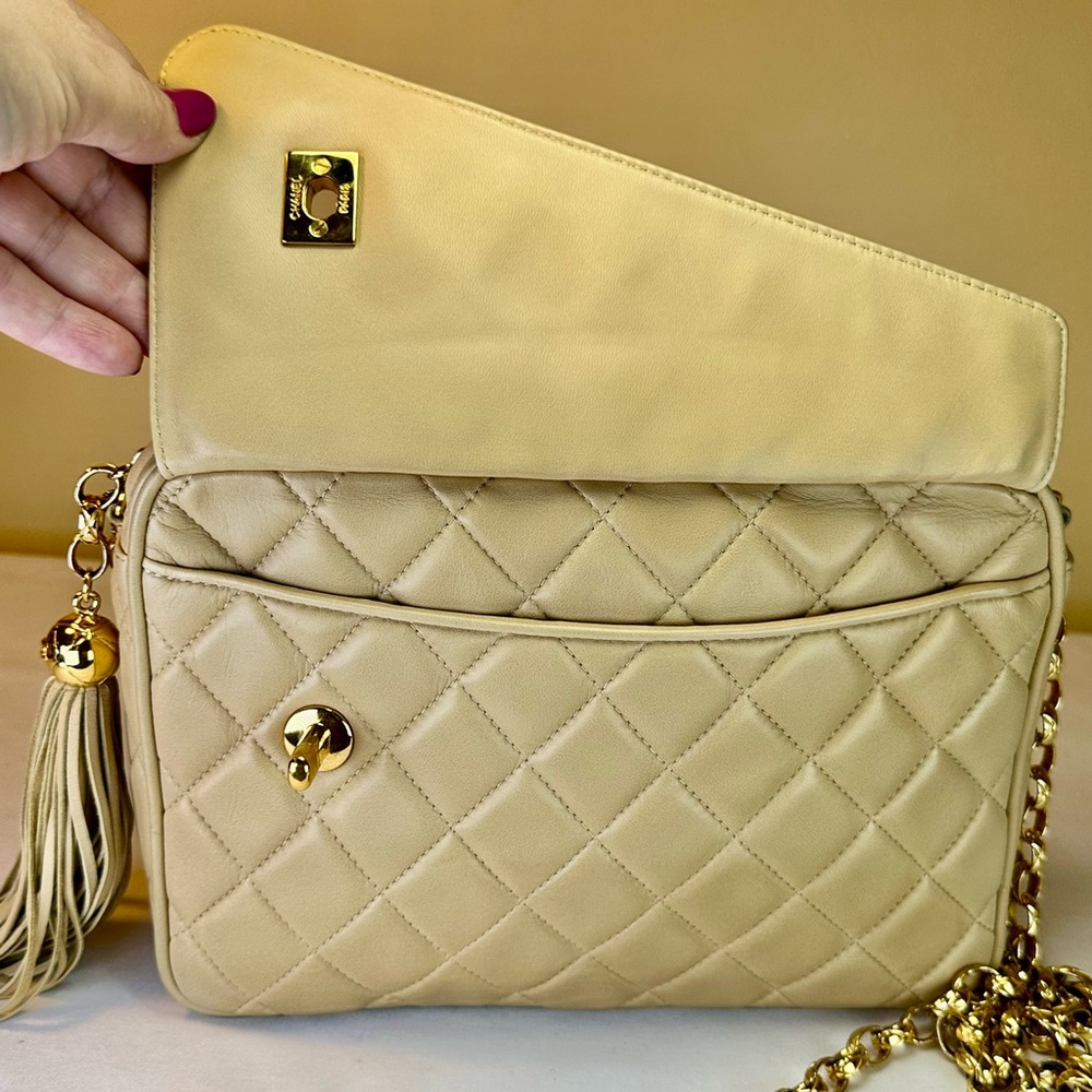 CHANEL Cream Quilted Bag with Gold Chain - Picture 3 of 16